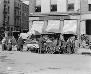 Broad St. lunch carts, New York, N.Y., c.1906